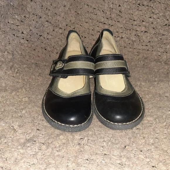 JUNGLA-Black/Gray  Leather Mary Jane Flats-Crepe Rubber Soles-Sz 37-Near Mint - Picture 3 of 7